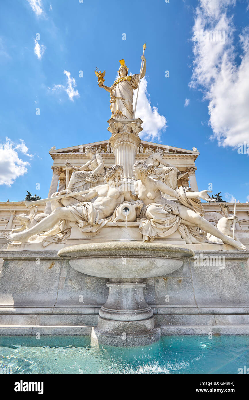 Wien, Österreich - 14. August 2016: Pallas Athene-Brunnen vor dem Haupteingang zum österreichischen Parlament. Stockfoto