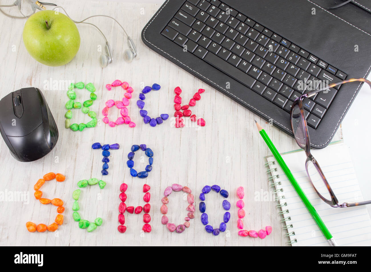 Zurück zur Schule geschrieben, mit bunten Steinen und Lerntools Stockfoto