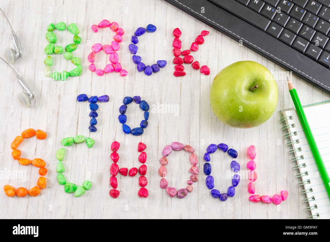 Zurück zur Schule geschrieben, mit bunten Steinen und Lerntools Stockfoto