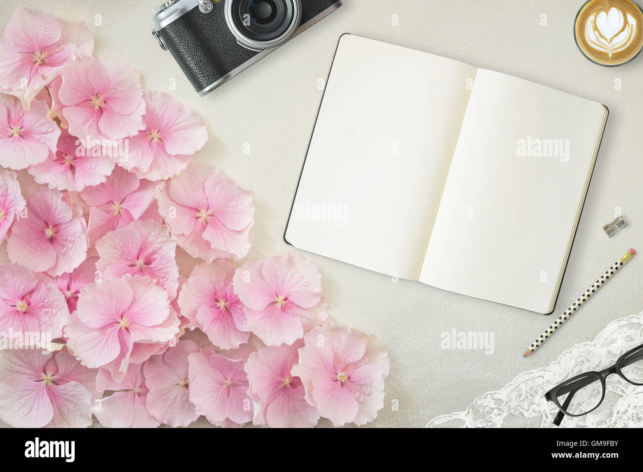 Hübsch gestaltete Desktop Mockup Flatlay Stockfotografie, mit Notebook Stockfoto