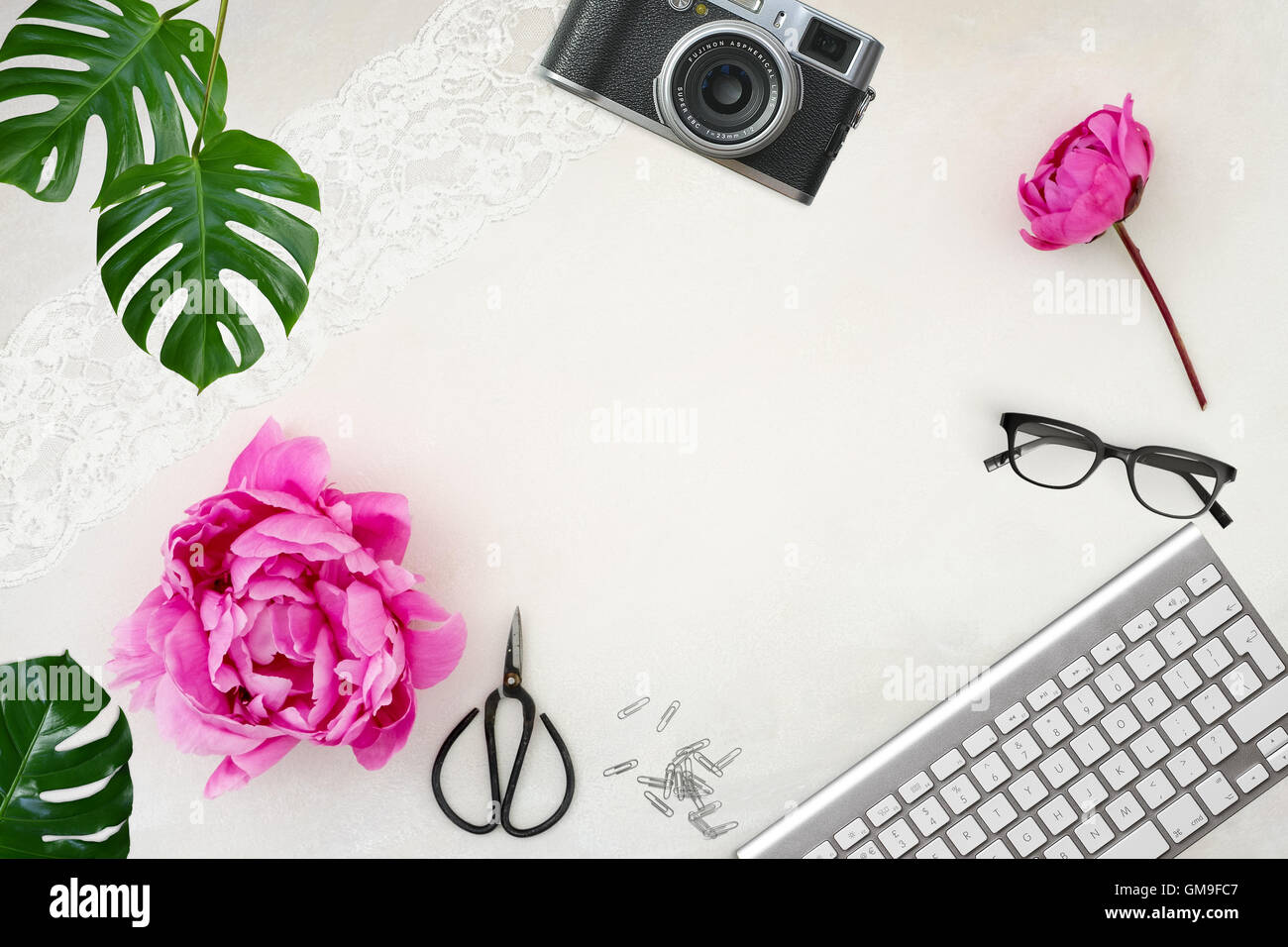 Hübsch gestaltete Desktop Mockup flach legen stock Fotografie Stockfoto