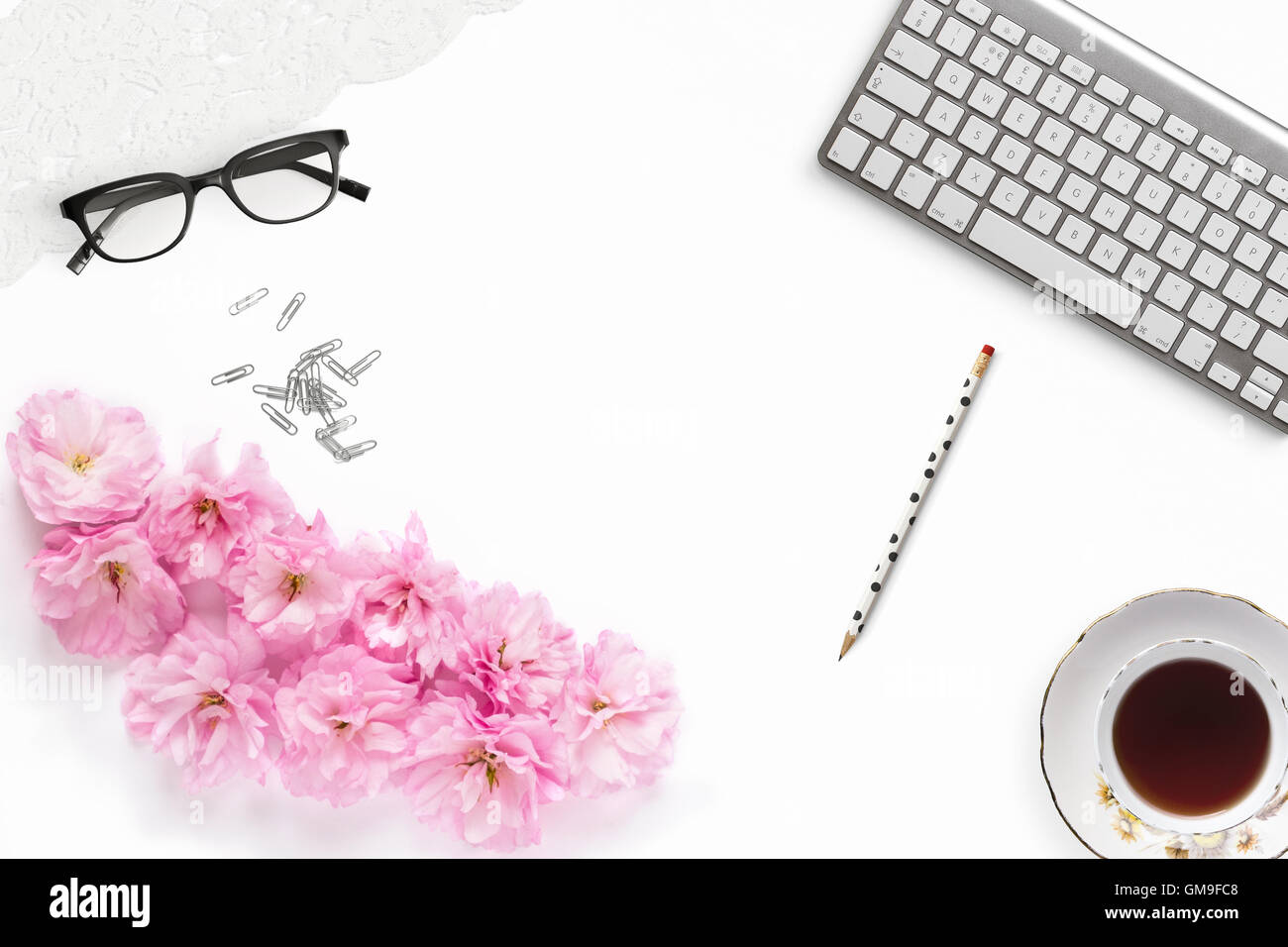 Hübsch gestaltete Desktop Mockup flach legen stock Fotografie Stockfoto