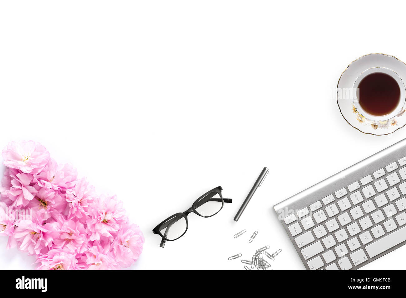 Hübsch gestaltete Desktop Mockup flach legen stock Fotografie Stockfoto