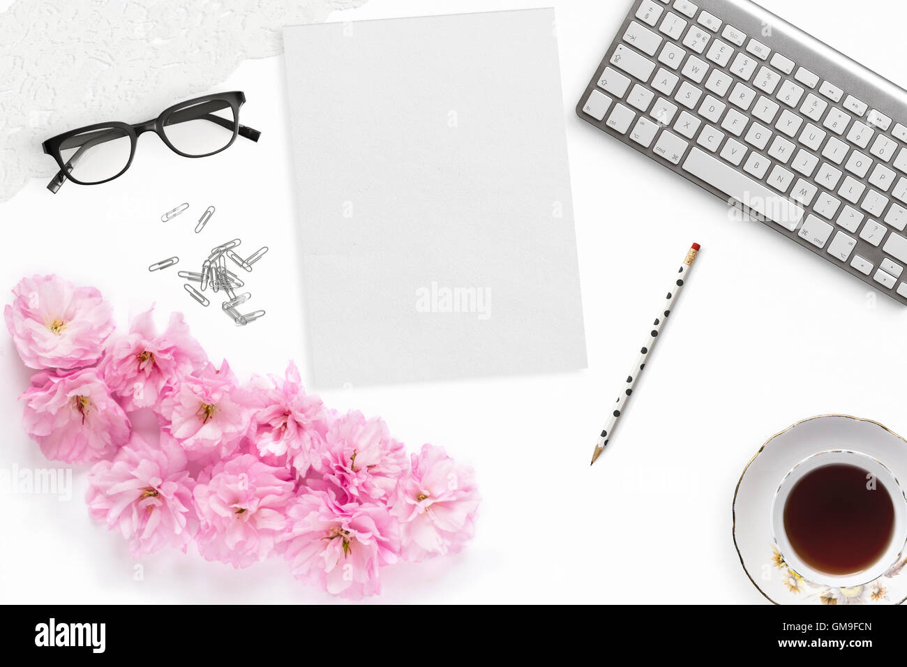 Hübsch gestaltete Desktop Mockup flach legen stock Fotografie Stockfoto