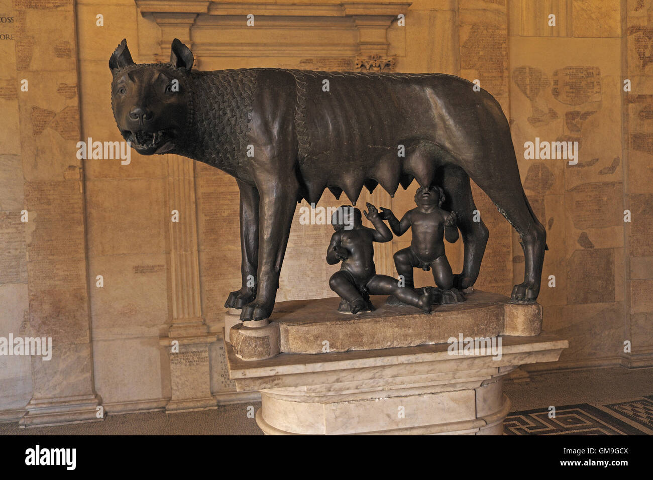 Der Kapitolinischen Wolf mit Romulus und Remus, Sala Della Lupe, Kapitolinische Museum, Campidoglio, Rom, Italien. Stockfoto