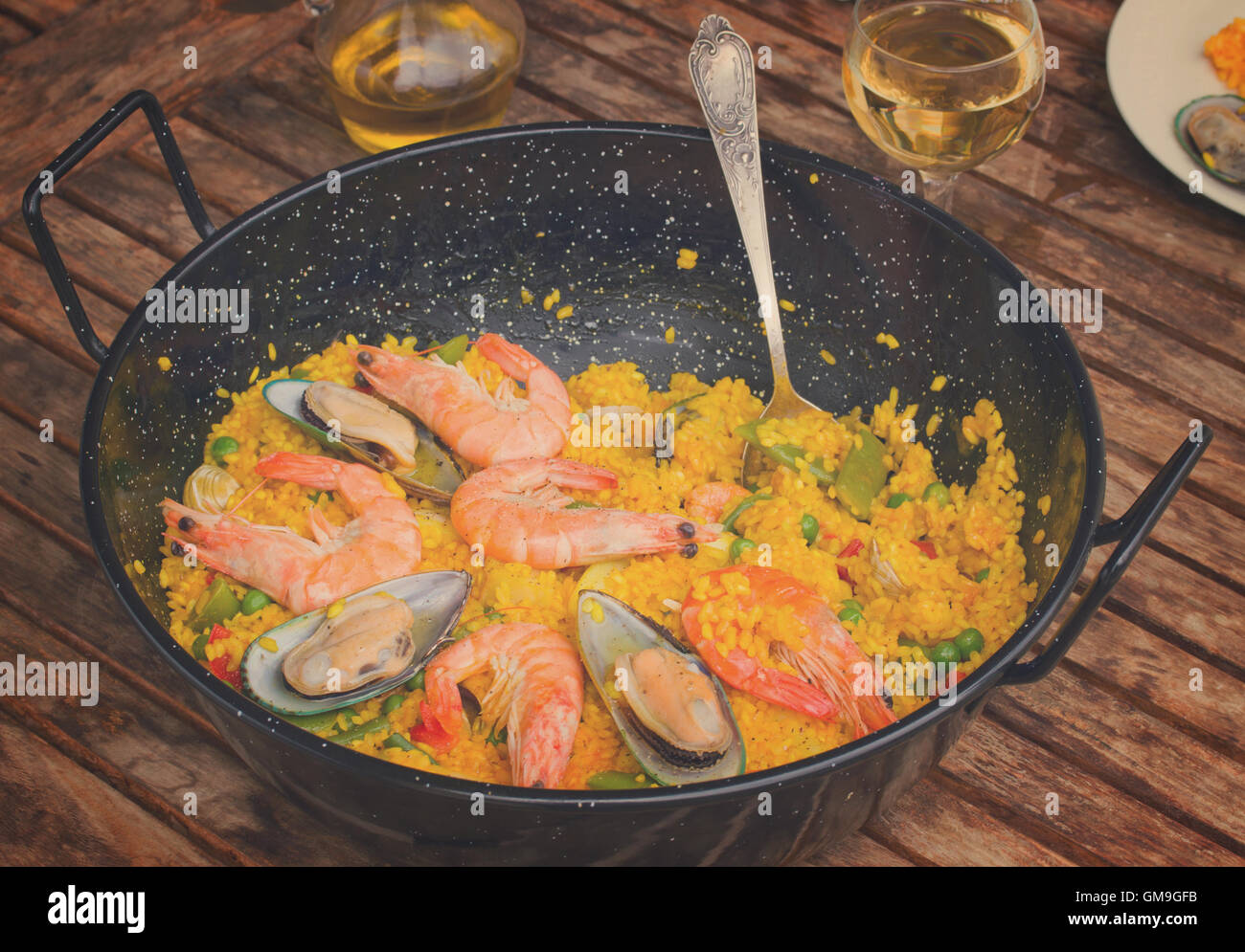 Meeresfrüchte-Paella in schwarze Pfanne Stockfoto