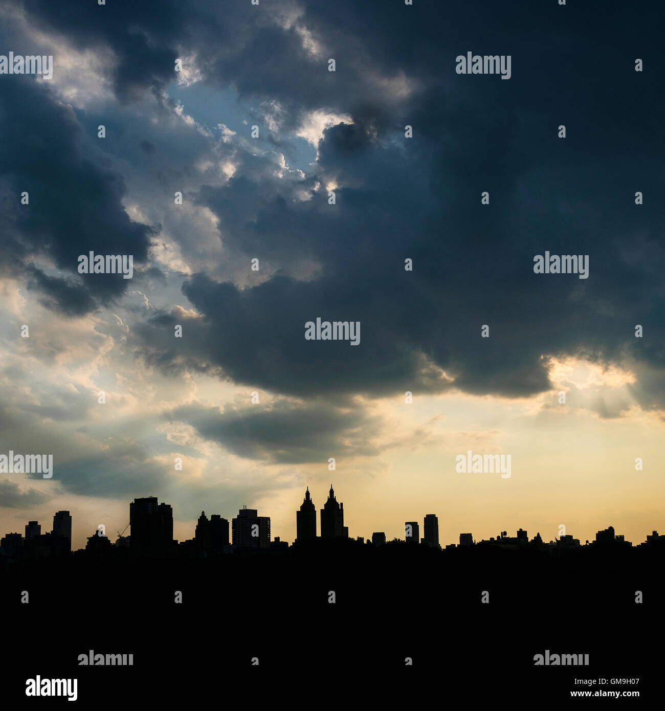 West Side von Manhattan, Silhouette des städtischen Skyline bei Sonnenuntergang Stockfoto