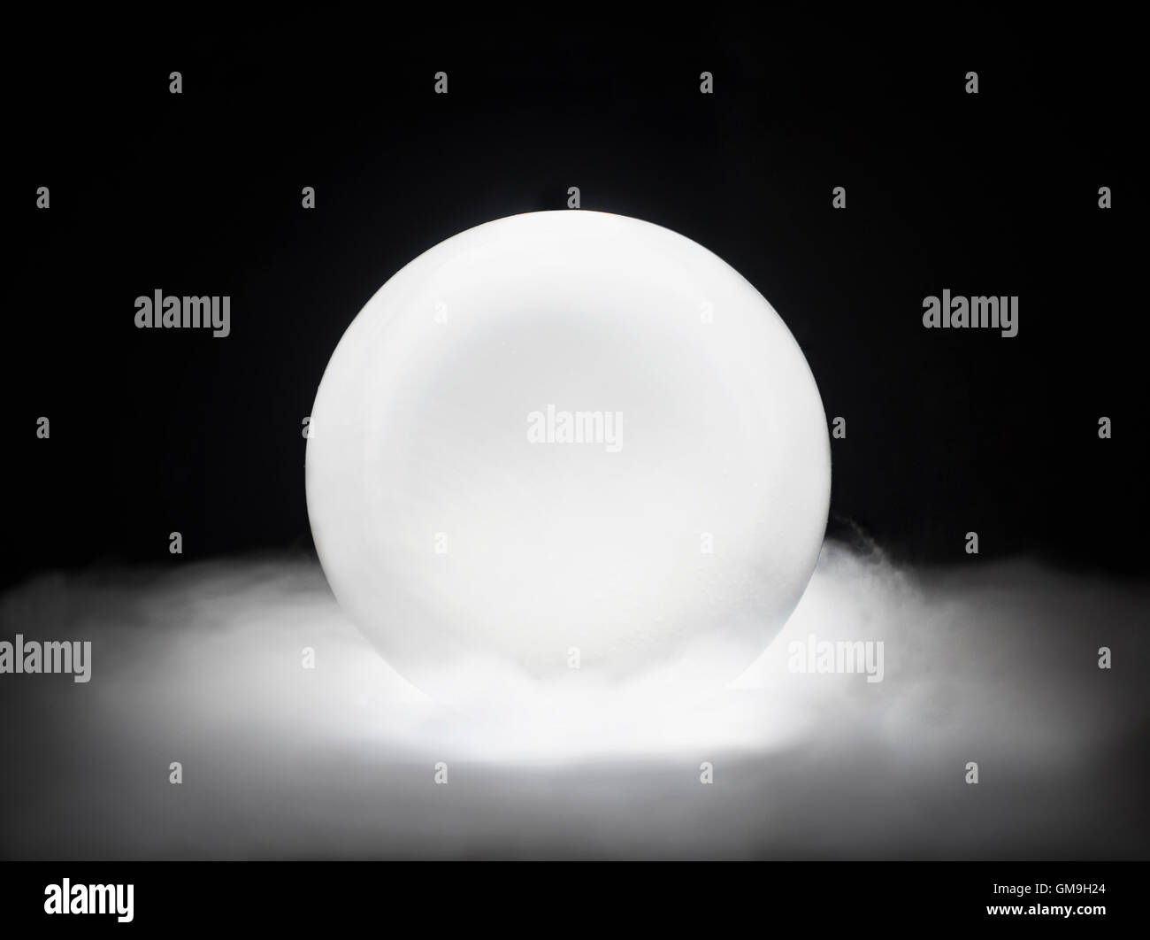 Leuchtende Kristallkugel in Rauch Stockfoto