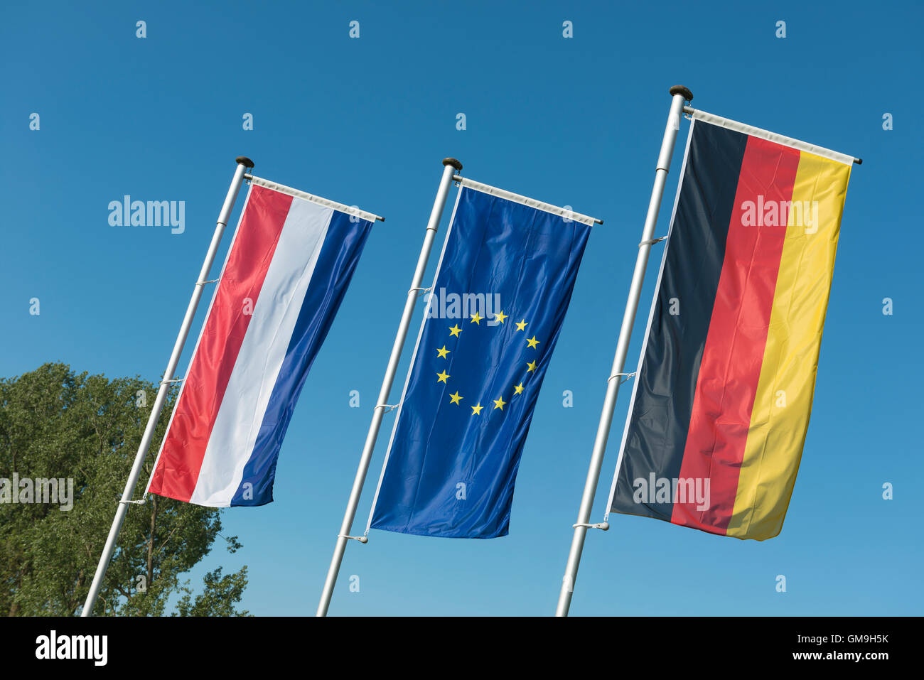 Niederländische Flagge, Fahne der Europäischen Union und eine deutsche Flagge in Folge Stockfoto