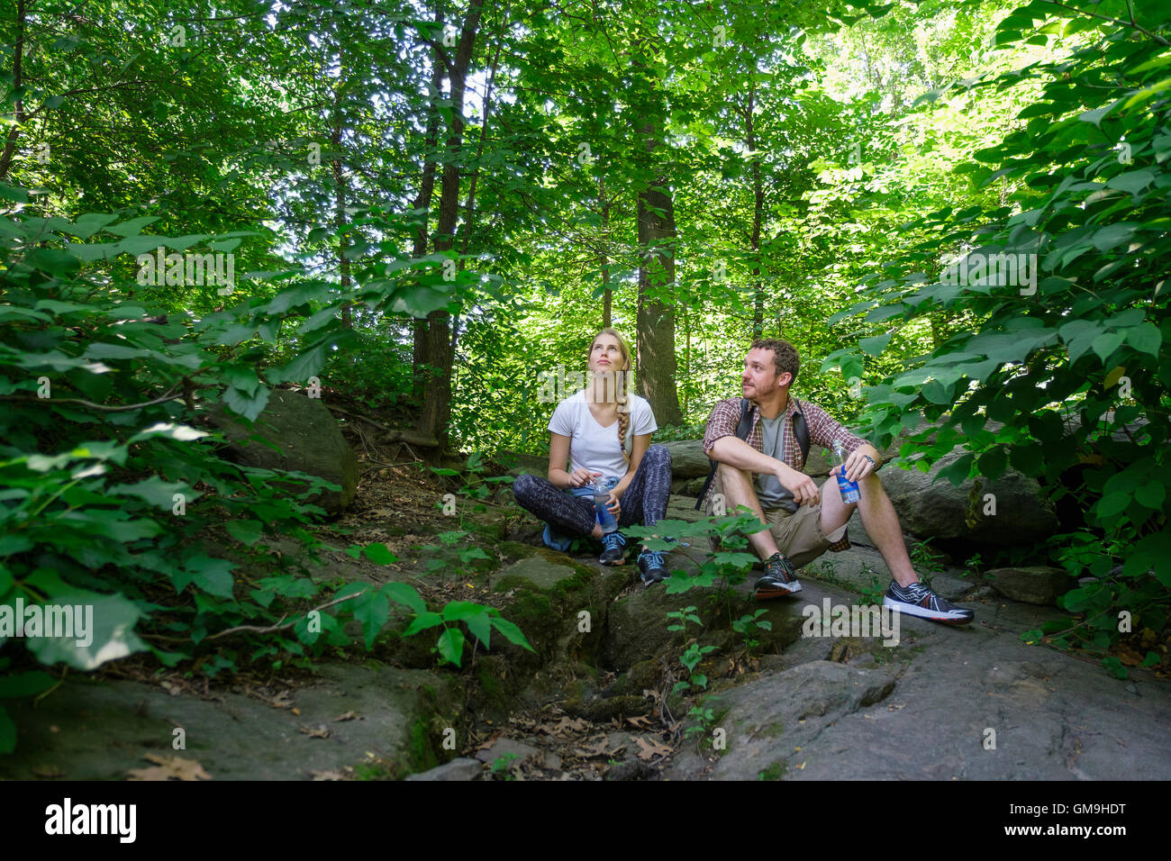 Paar im Wald Stockfoto