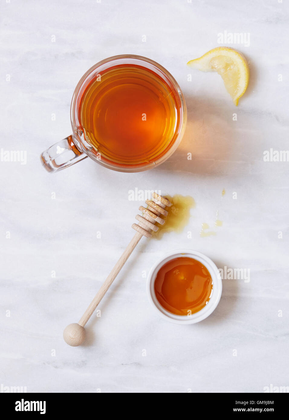 Draufsicht der Tasse Tee und Schüssel Honig auf Marmortisch Stockfoto