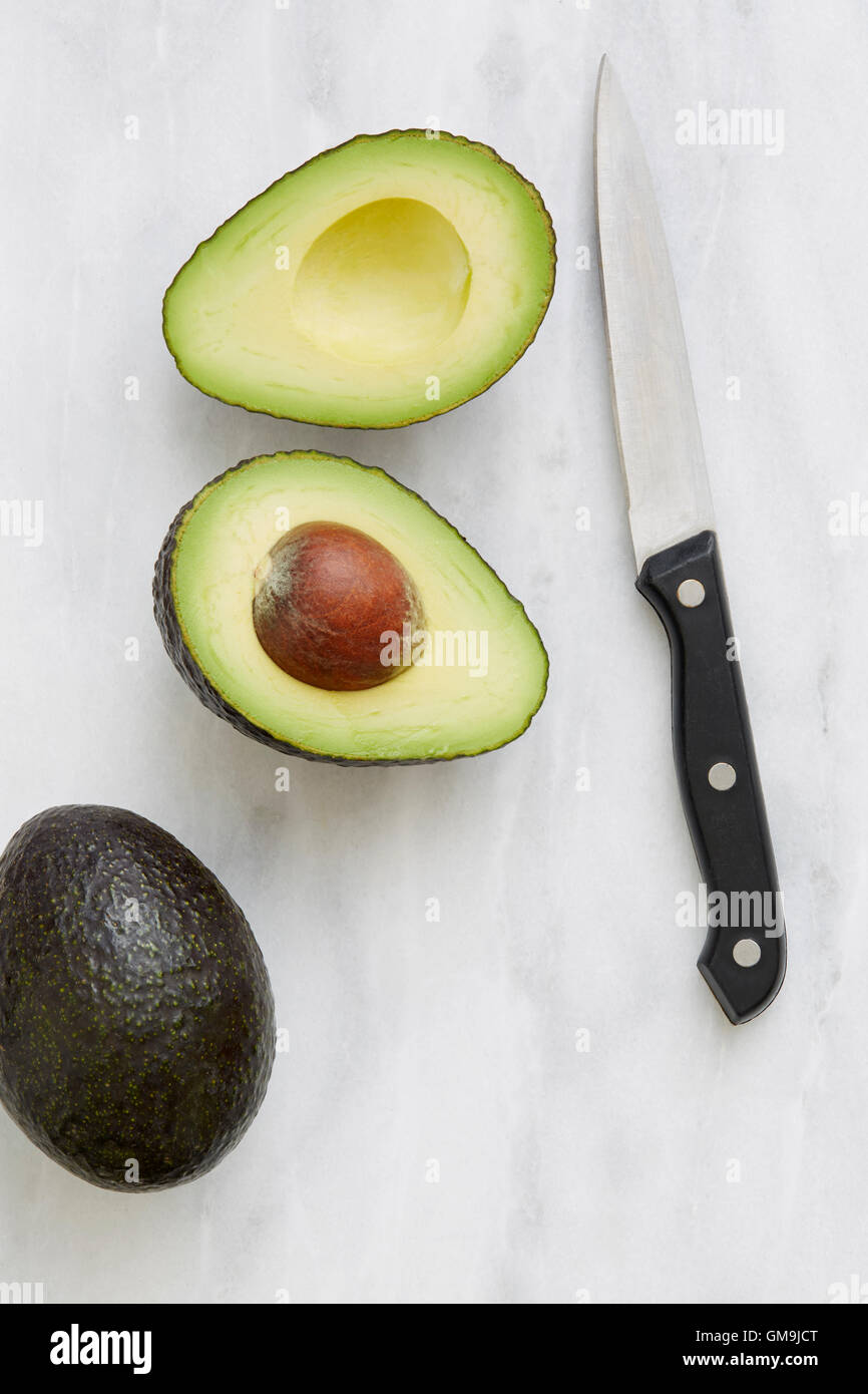 Draufsicht der halbierte Avocado und Messer Stockfoto