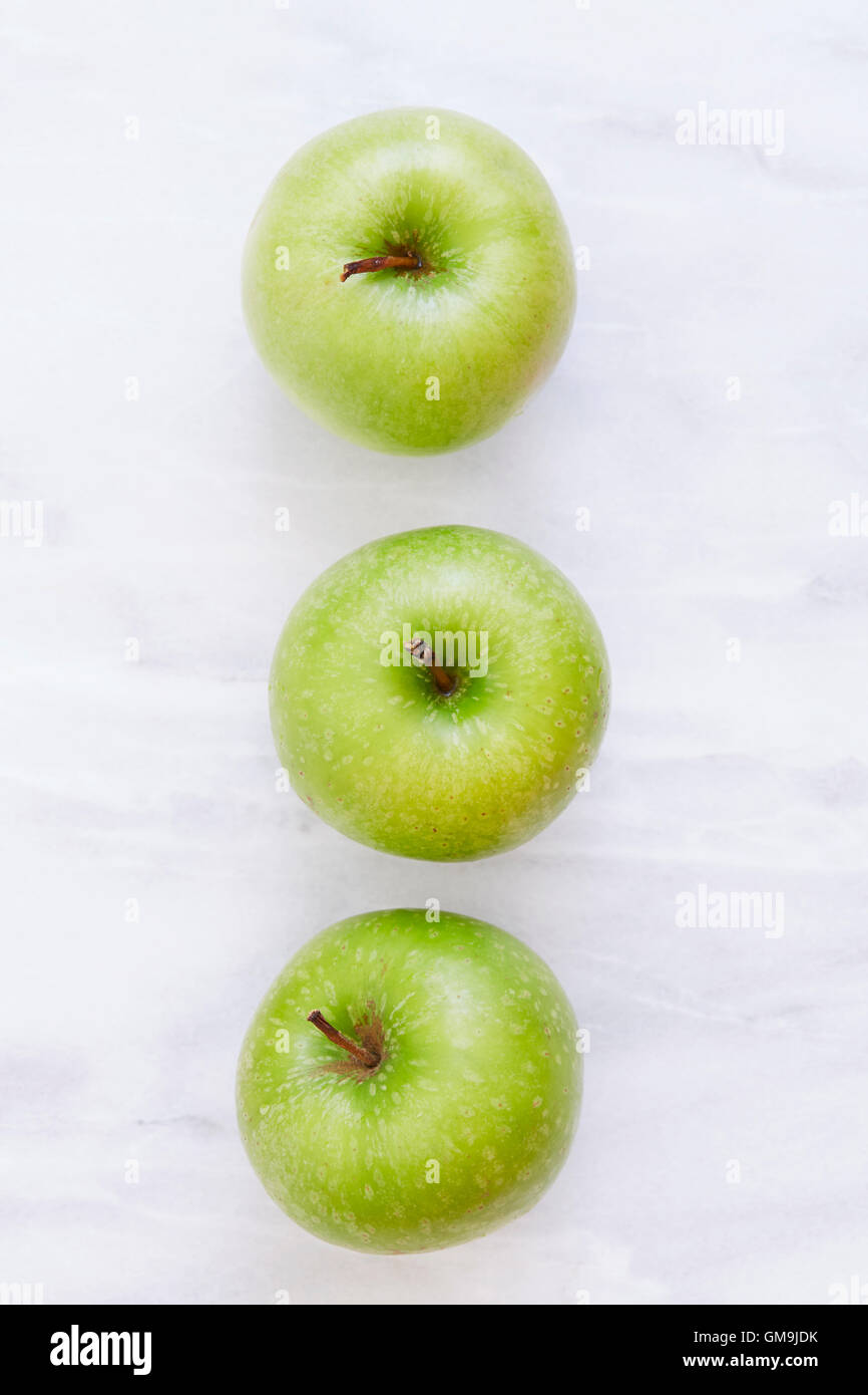 Draufsicht der drei Äpfel auf Marmortisch Stockfoto