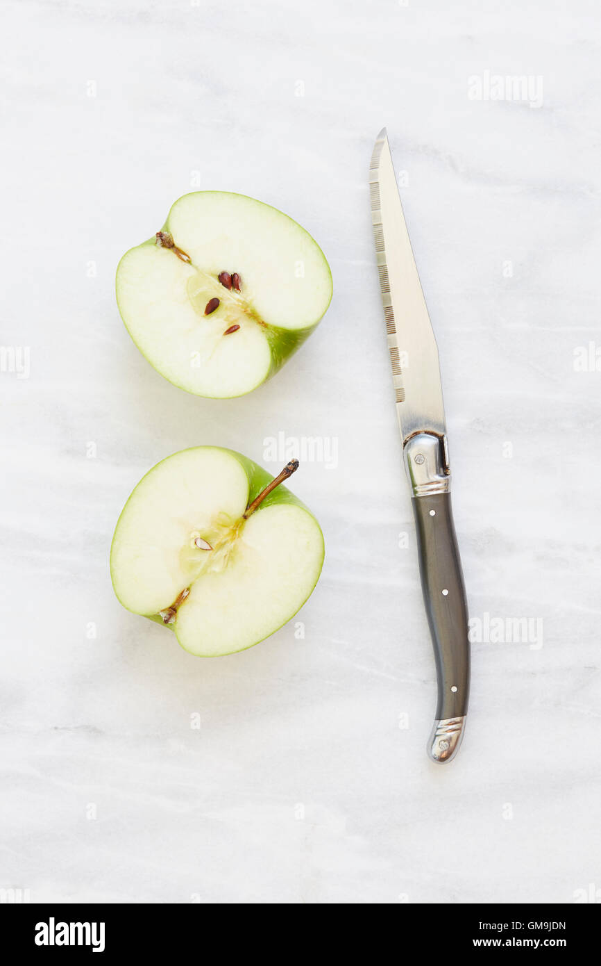 Draufsicht der halbierten Apfel und Messer Stockfoto