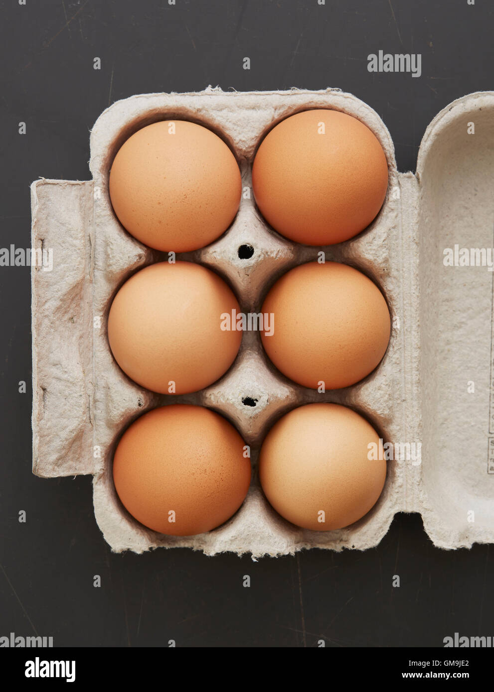 Draufsicht auf Eier im Karton Stockfoto