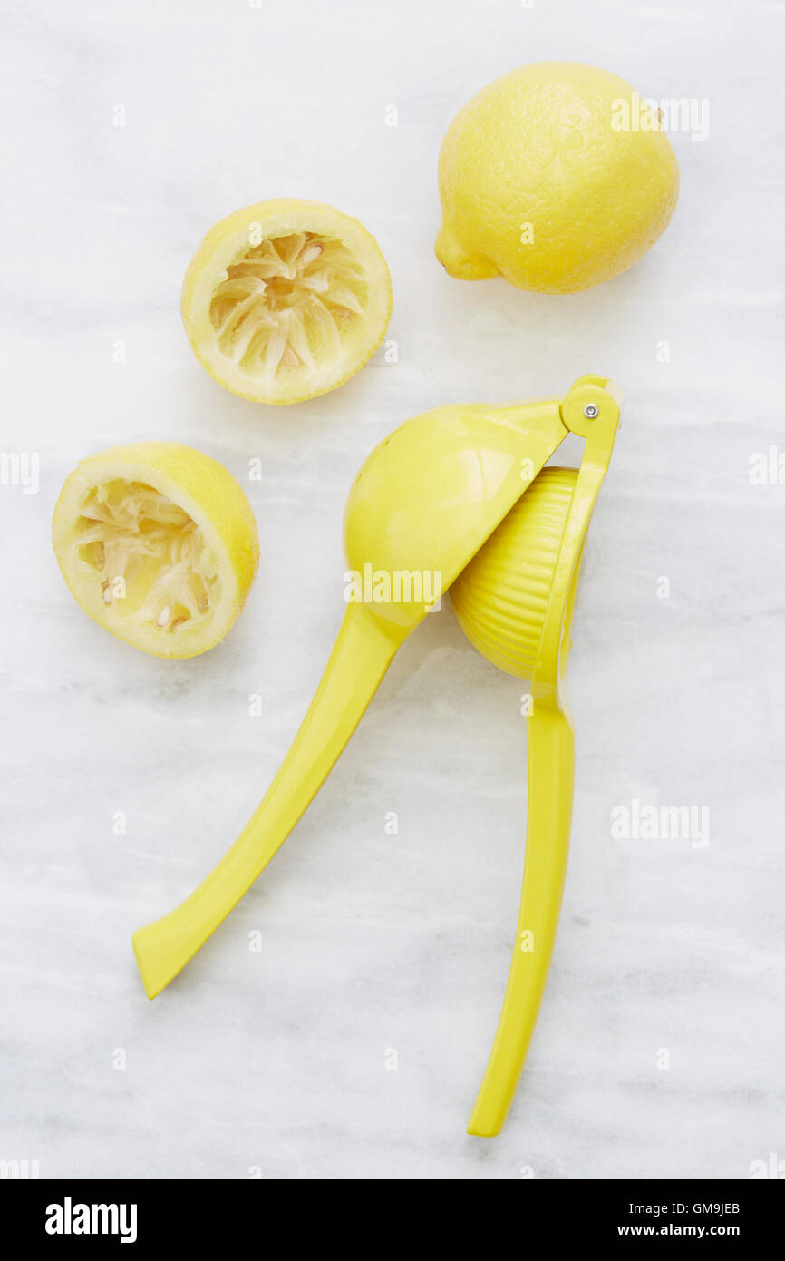 Draufsicht der Zitronen und gelbe Entsafter Stockfoto