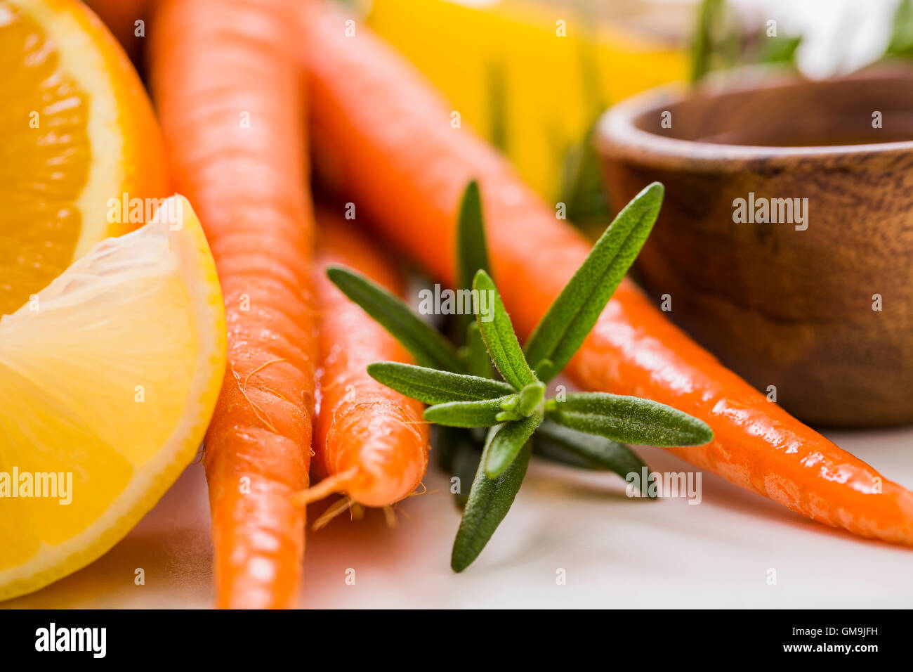 Karotten und Orangen mit frischen Kräuter Stockfoto