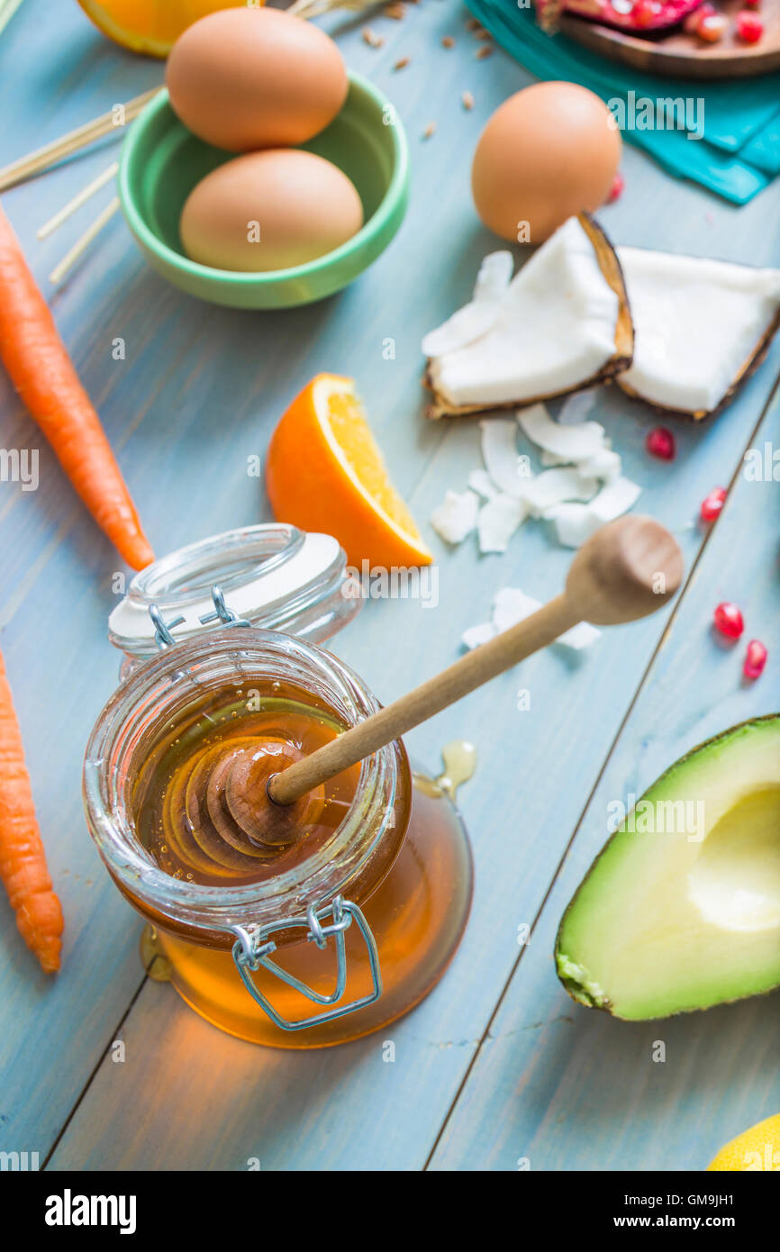 Glas Honig mit Wagen und frischen Zutaten Stockfoto