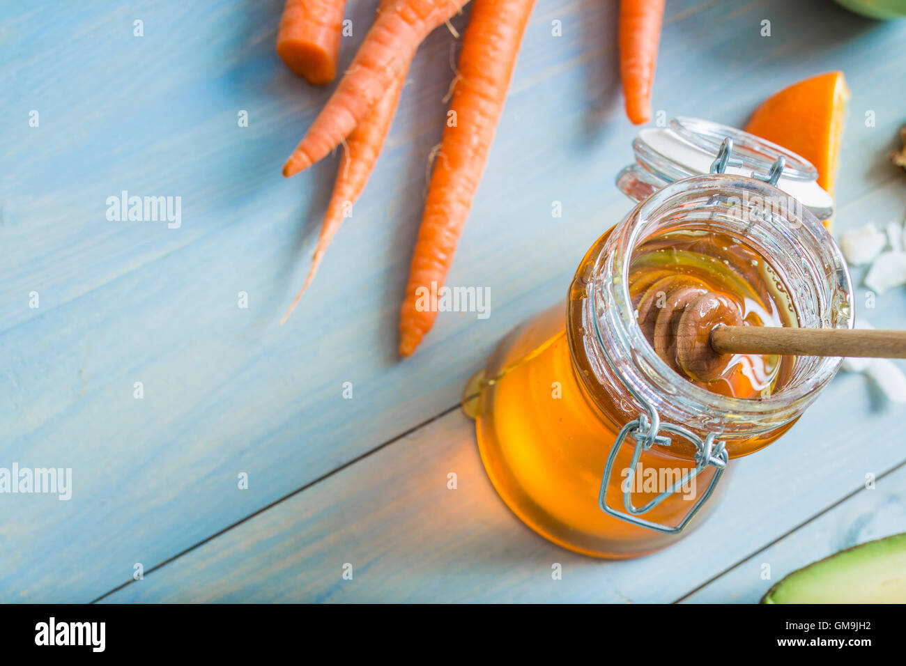 Vogelperspektive Blick auf Glas mit Honig und Karotten Stockfoto