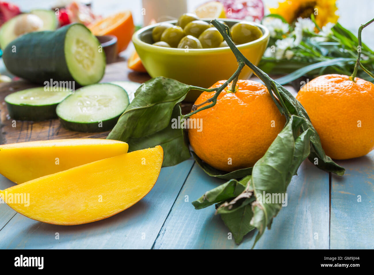 Frische Mangos und Orangen Stockfoto