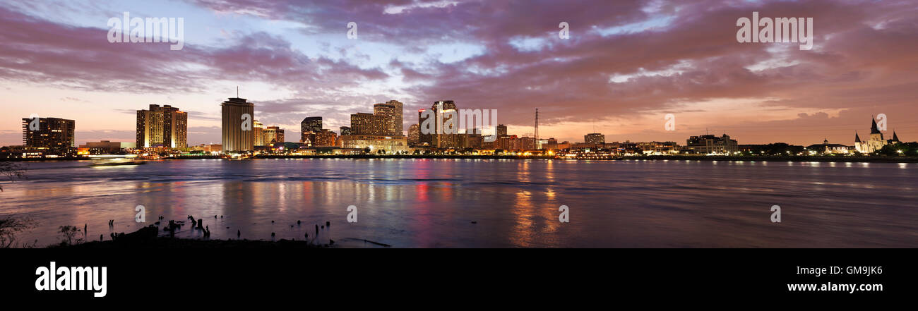 Louisiana, New Orleans, Mississippi River und die Skyline der Stadt mit Wolkenkratzern bei Sonnenuntergang Stockfoto