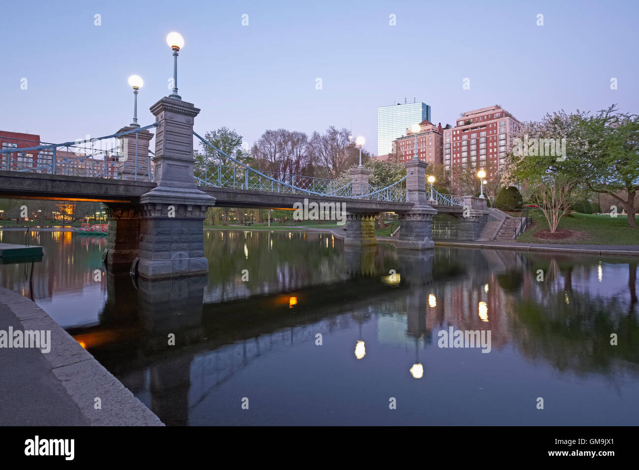 Massachusetts, Boston, Brücke in Boston Public Garden im Morgengrauen Stockfoto