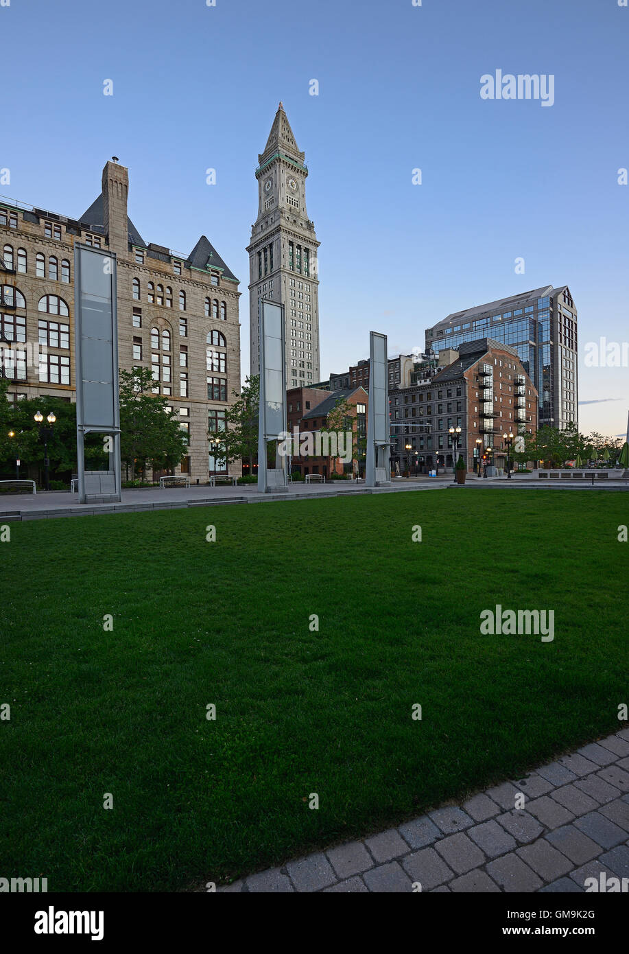 Massachusetts, Boston, Rose Kennedy Greenway und Custom House Clock Tower in der Abenddämmerung Stockfoto