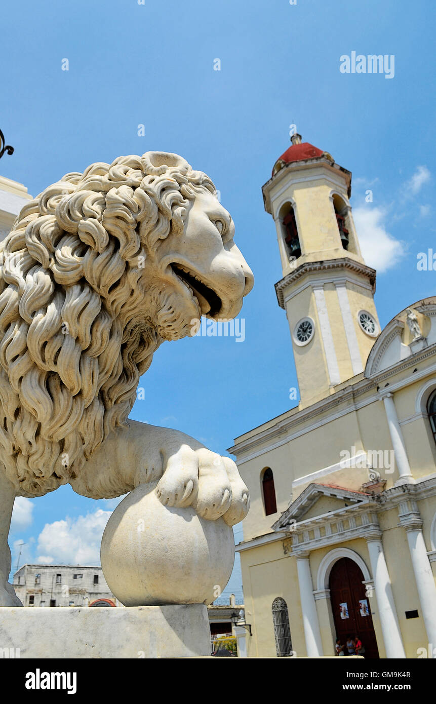 Cienfuegos, Kuba - 8. September 2015: Kathedrale von Purísima Concepción mit Löwen Kopf Skulptur in Cienfuegos. Stockfoto