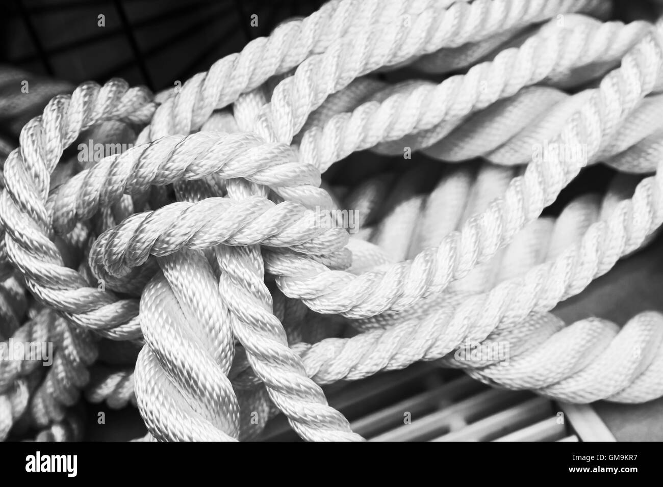 Weißen nautischen Seil Bundle, Nahaufnahme monochrome Foto Stockfoto