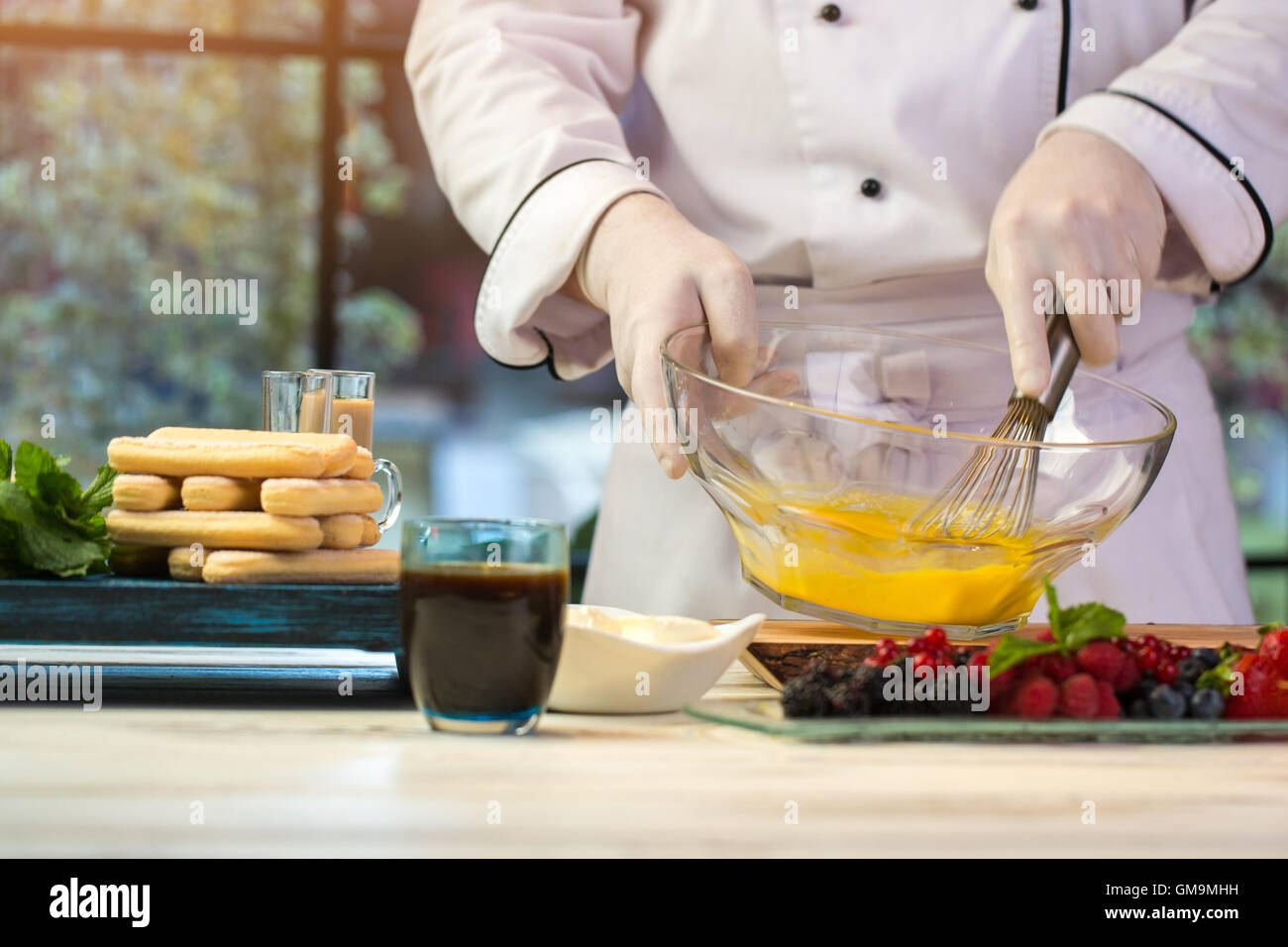 Hand entführt Ei in Schüssel geben. Stockfoto