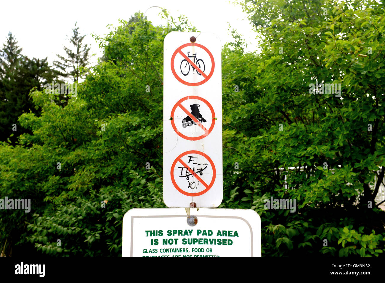 Ein Zeichen der verbotenen Aktivitäten am Eingang zu einem Park in Ontario, Kanada. Stockfoto