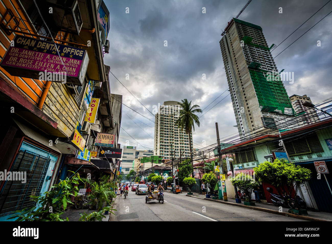 Straße und Gebäude in Sampaloc, Manila, Philippinen. Stockfoto