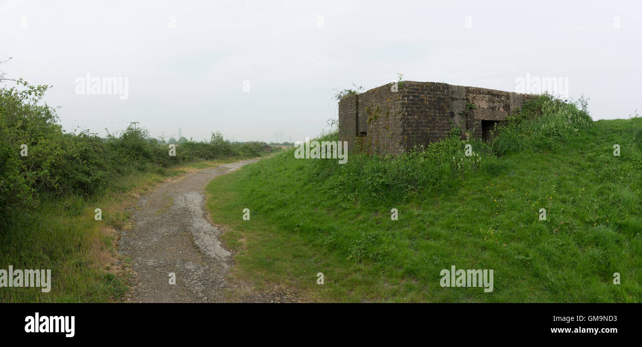 Letzten paar reiben GHQ, britische Bunker bewachen, ehemaligen GHQ Linie über gewachsene Laub aus einer vergangenen Epoche, der Angst, links Stockfoto