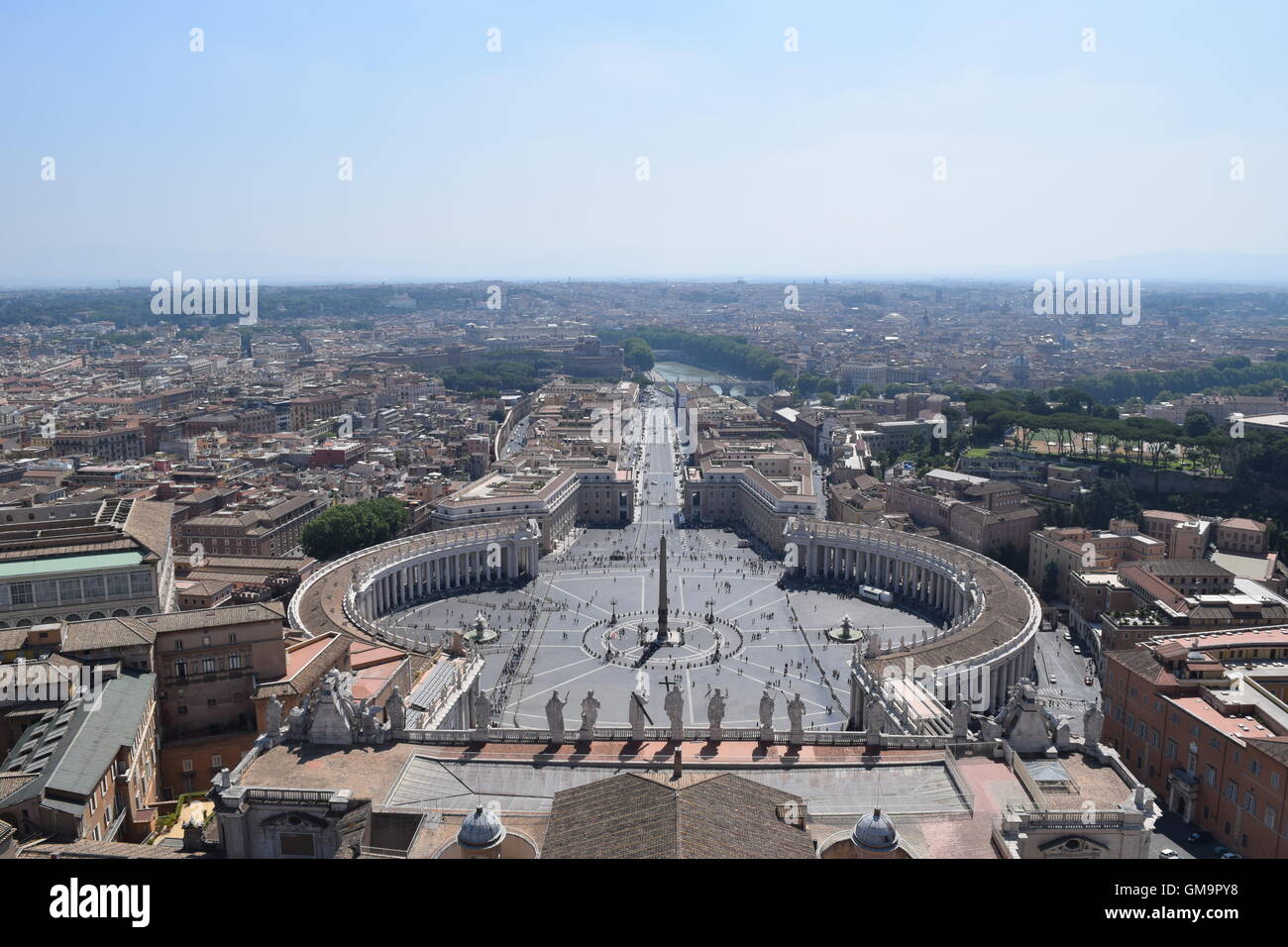 Blick hinunter auf dem Petersplatz von der Kuppel. Stockfoto