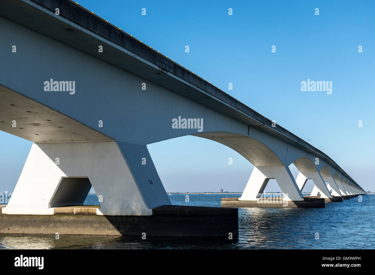 Zeeland-Brücke (Niederländisch: Zeelandbrug) ist die längste Brücke in den Niederlanden. Es erstreckt sich über die Oosterschelde-Mündung. Stockfoto