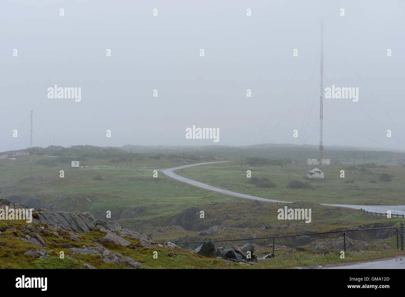 Kurvenreiche Straße auf kargen Tundra in schweren Nebel Stockfoto