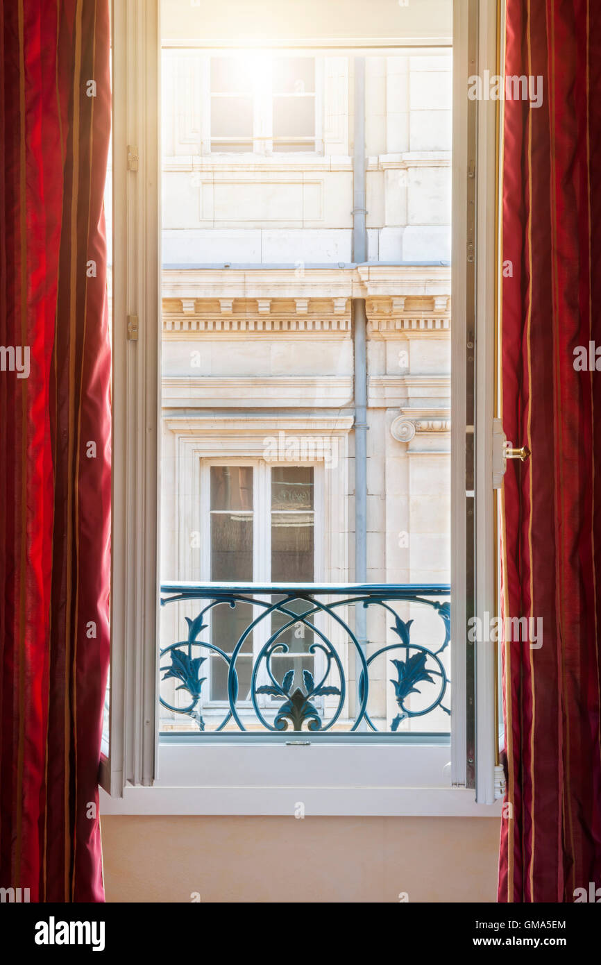 Blick auf europäische Gebäude aus einem geöffneten Fenster in Toulouse, Frankreich Stockfoto