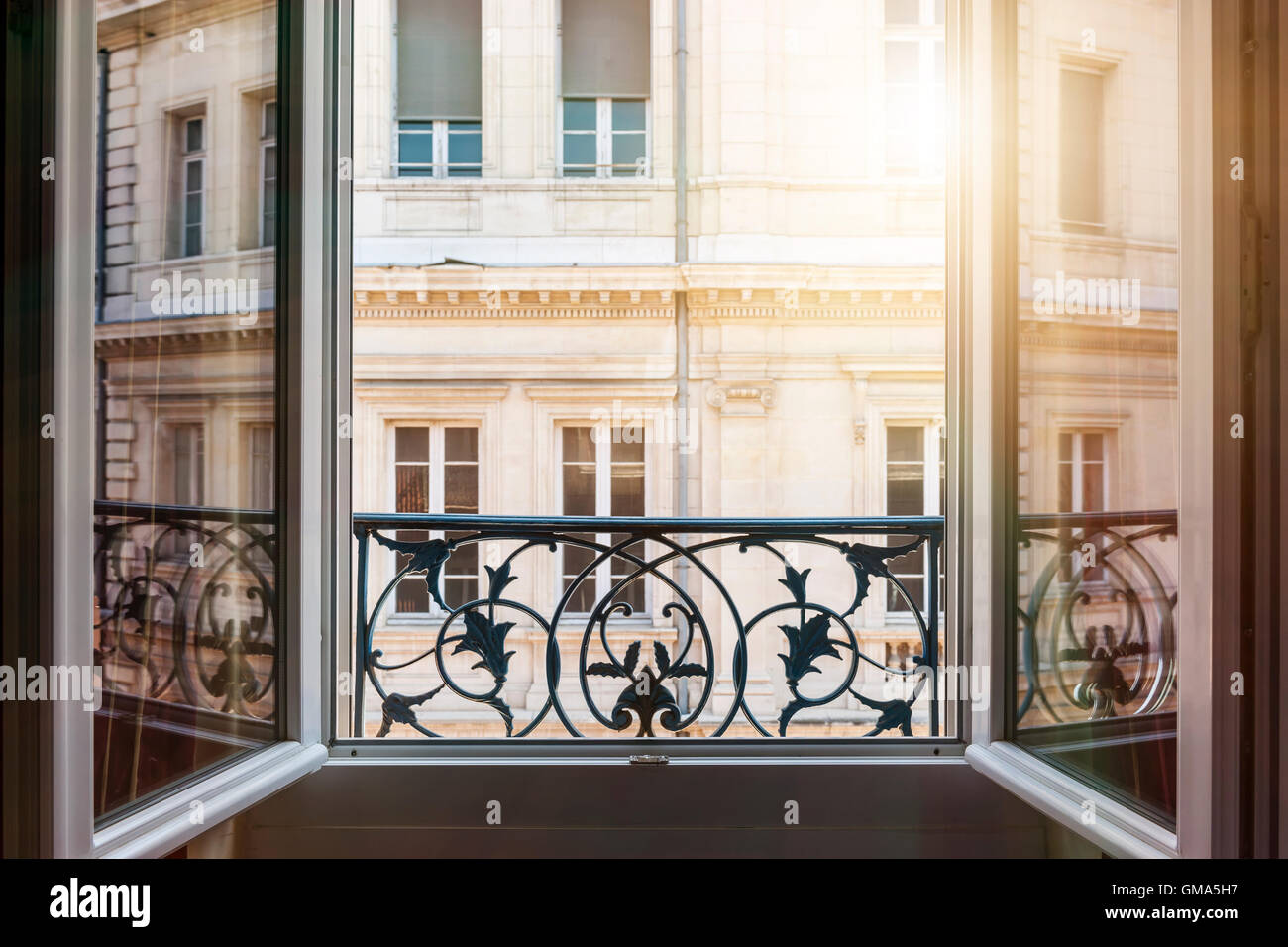 Blick auf europäische Gebäude aus einem geöffneten Fenster in Toulouse, Frankreich Stockfoto