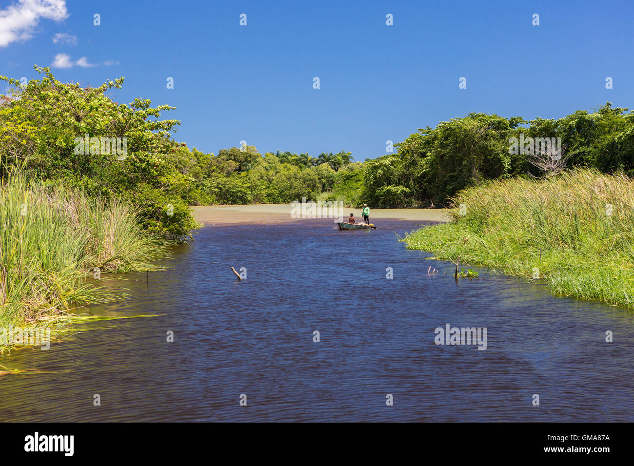 Dominikanische Republik - Fischer im Ruderboot am Yasica River Stockfoto