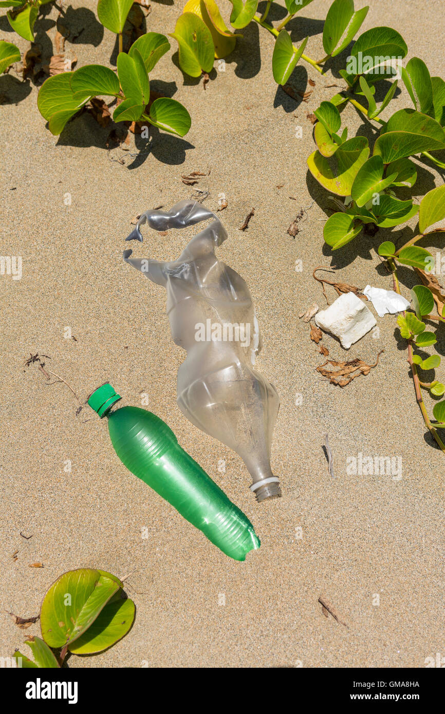 Dominikanische Republik - Müll am Strand, Kunststoff-Flaschen und Müll, in der Nähe der Mündung des Yasica Flusses. Stockfoto