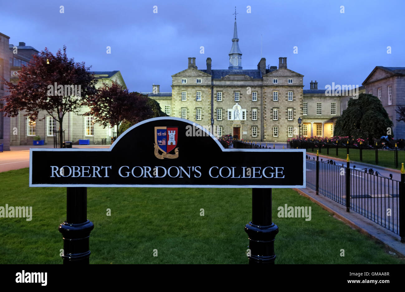 Robert Gordons Hochschule (Auld Hoose), Abenddämmerung in Aberdeen City Centre, Schottland, UK, mit Schild Stockfoto