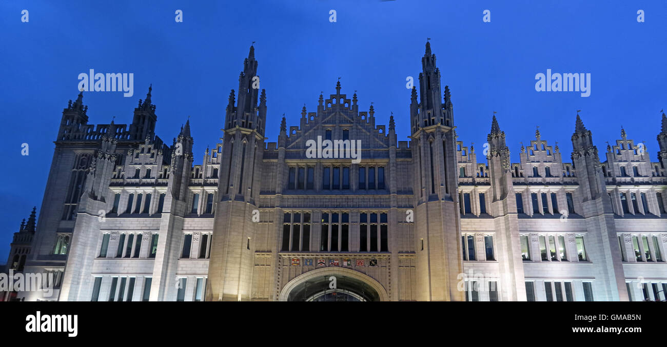 Marischal College Gebäude aus Granit, Aberdeen City Rat HQ, in der Dämmerung, Broad Street, Aberdeen, AB10 1AB Stockfoto