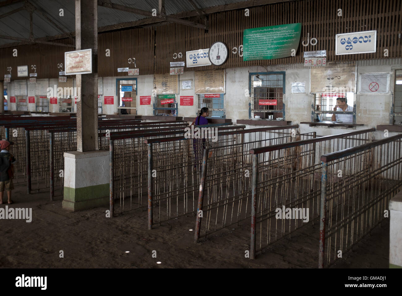 Ticket-Counter in Yangon Central Railway Station Myanmar Stockfoto