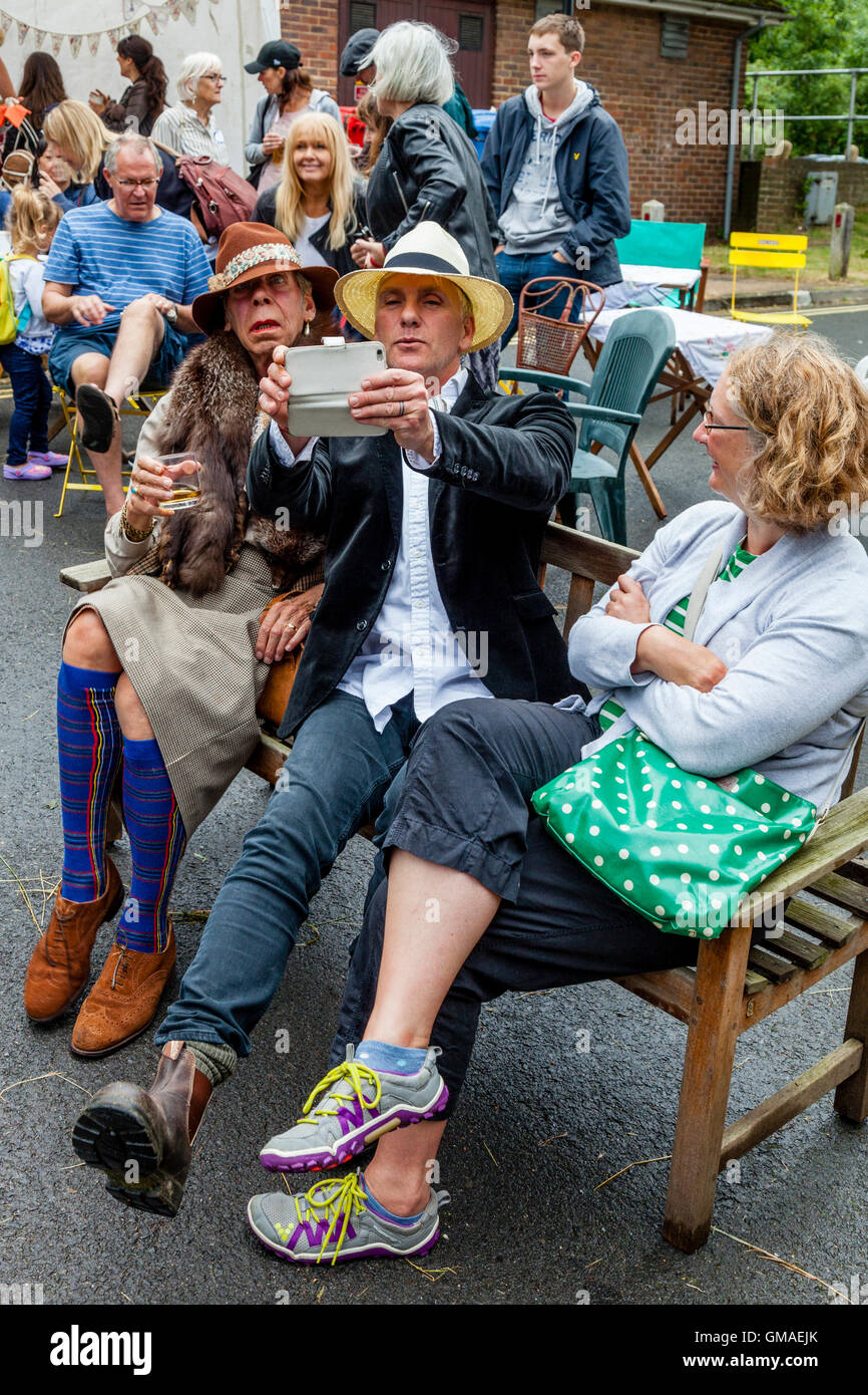 Bunte Zeichen bei der jährlichen South Street Bonfire Gesellschaft Sporttag und Hundeausstellung, Lewes, Sussex, UK Stockfoto
