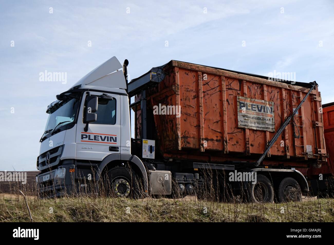 Ein Mercedes Actros 3-Achs, steigt Holz recycling Kipper ziehen eines Anhängers der A628 Woodhead-Pass Stockfoto