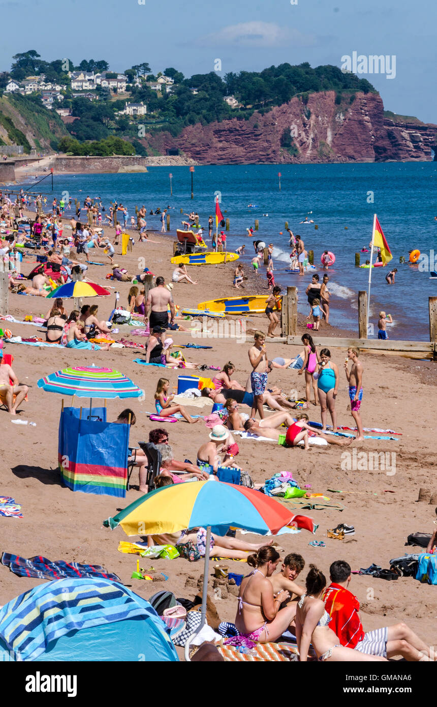 Viele Menschen genießen einen Sommertag am Strand von Teignmouth. Stockfoto