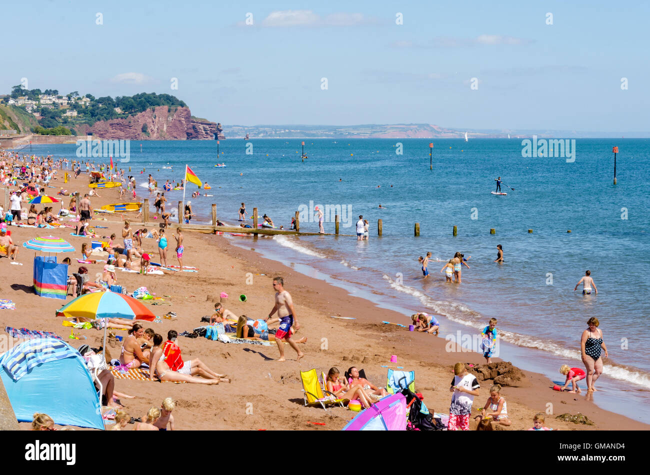 Viele Menschen genießen einen Sommertag am Strand von Teignmouth. Stockfoto