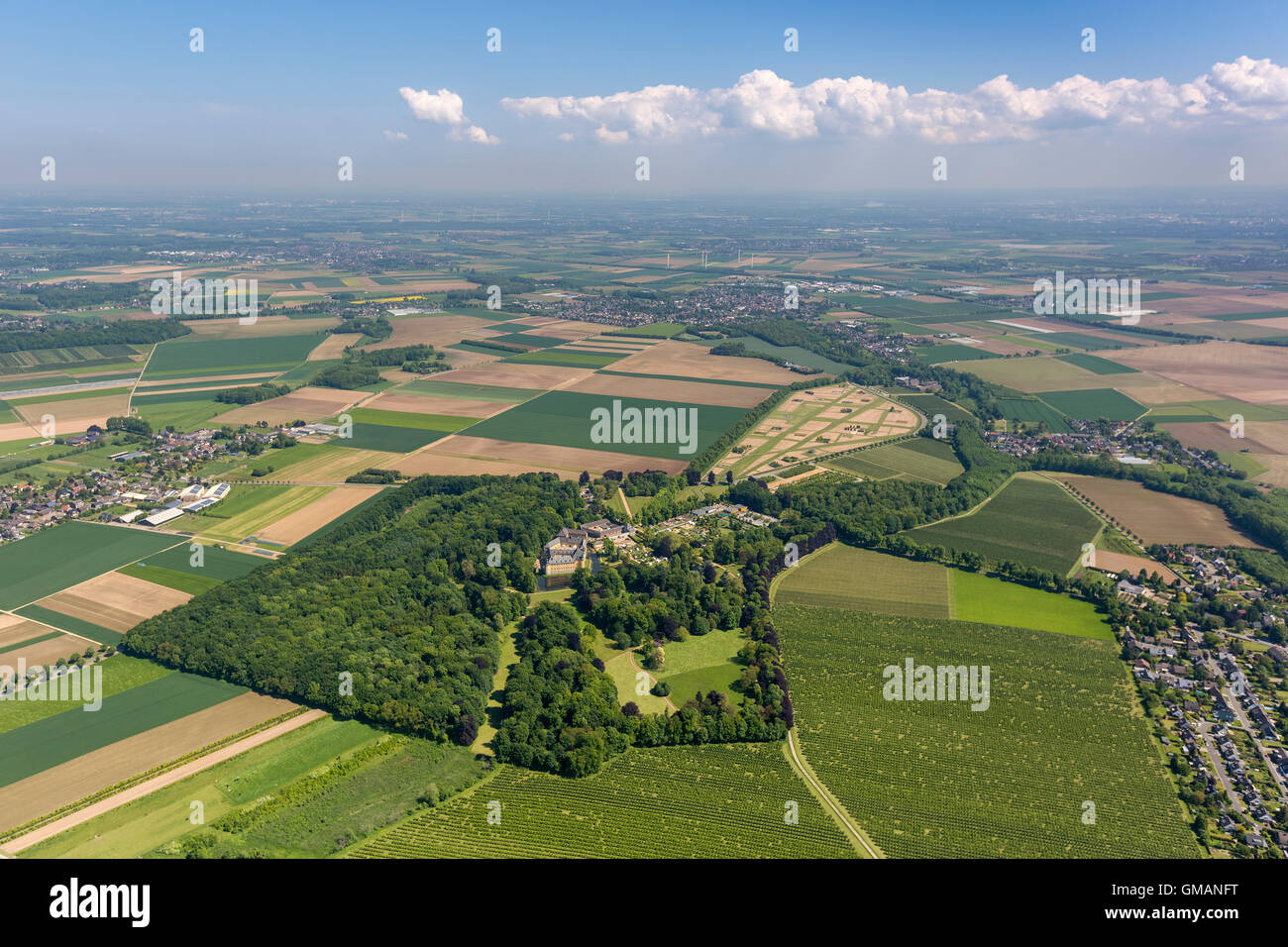 Luftaufnahme, Garten von Schloss Dyck, Grabenlöffel Schloss der Stadt Juchen, Rheinland, zwei Tankstellen, Parkplätze, Stockfoto