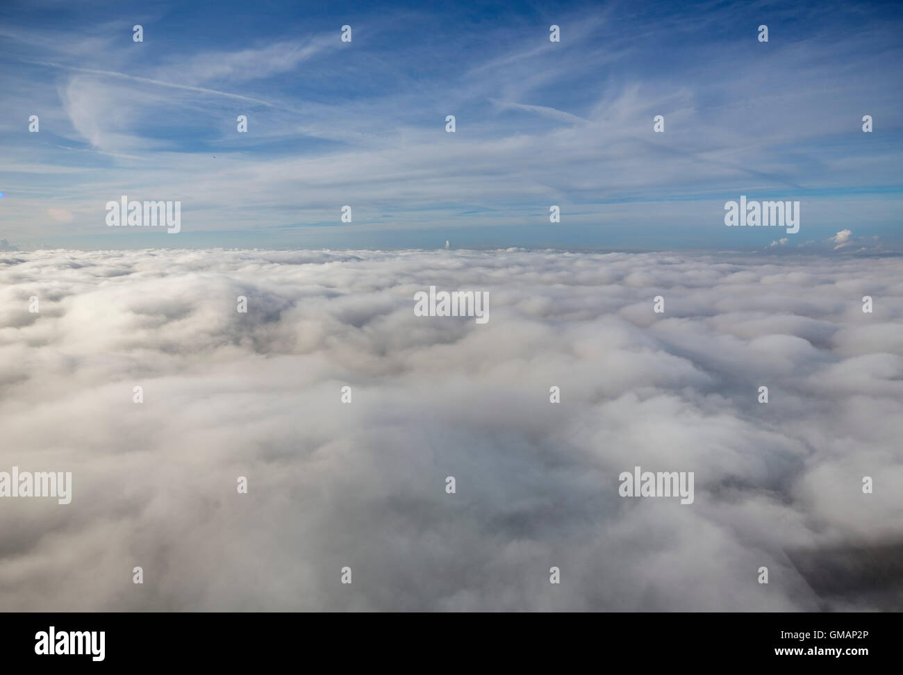 Luftaufnahme, Herbst Wolken über dem Zentrum von Essen, Blick in Richtung Flughafen Essen, Luftaufnahme der Stadt Essen, Ruhrgebiet, Stockfoto