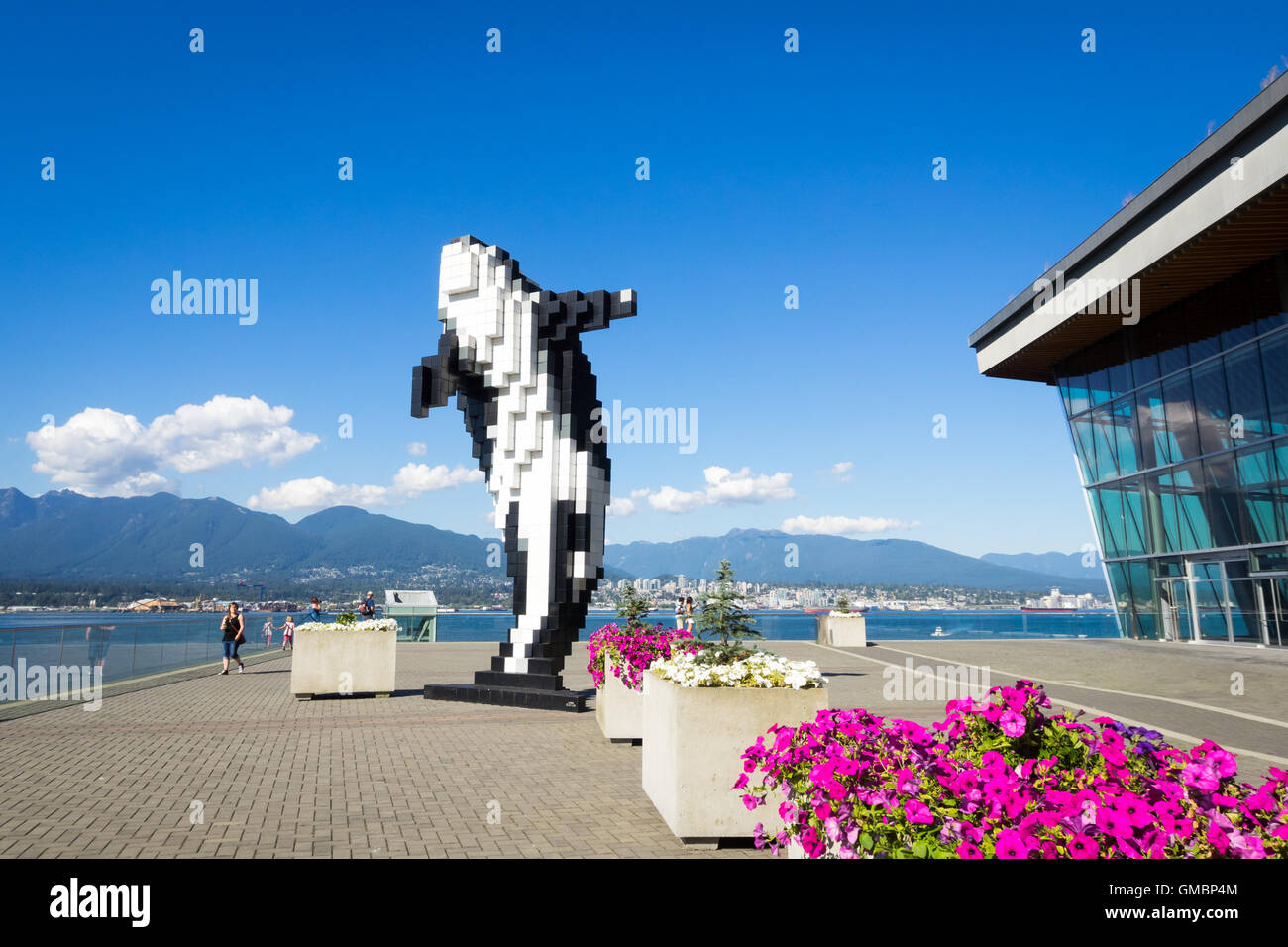 Digital Orca, 2009 Skulptur von Douglas Coupland, befindet sich neben der Vancouver Convention Centre in Vancouver, BC, Kanada. Stockfoto